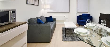 LĂ€genhet | Vardagsrum | 55-tums platt-tv med digitalkanaler, LCD-tv och Netflix