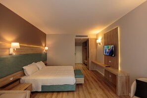 Minibar, soundproofing, free WiFi, bed sheets