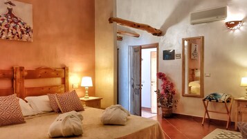 高级双人房 | 迷你吧、办公桌、免费 WiFi、床单