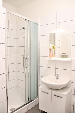 Estudio Deluxe | Baño | Regadera, amenidades de baño gratuitas, secadora de cabello, toallas 