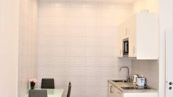 Premium Apartment | Private kitchenette | Fridge, microwave, stovetop, coffee/tea maker