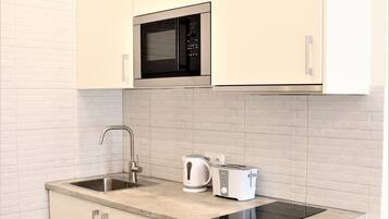 Premium Apartment | Private kitchenette | Fridge, microwave, stovetop, coffee/tea maker