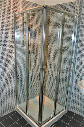 Estudio Confort | Regadera en el baño