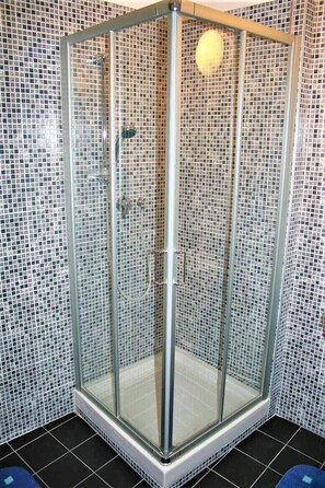 Premium Studio | Bathroom | Shower, free toiletries, hair dryer, bidet