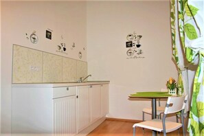 Comfort Studio | In-room dining