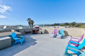 Outdoor dining - *Shellebration! HUGE Beach House, Steps from the Sand! Perfect for Any Family Getaways!* (Oceano)