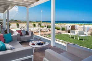 Outdoor dining - Villa rental in Sicily seaside with pool, AC, Wi-Fi, and walk to town (San Lorenzo)