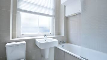 Apartment | Bathroom | Combined shower/tub, free toiletries, towels