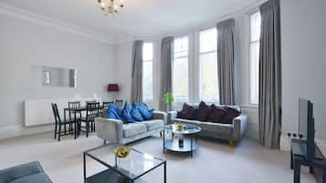 Apartment | Living room | Flat-screen TV