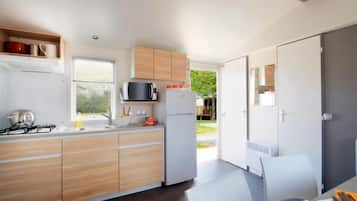 Casa rodante, 3 habitaciones (O'phéa 784) | Cocina privada | Refrigerador con congelador, microondas y parrilla de estufa