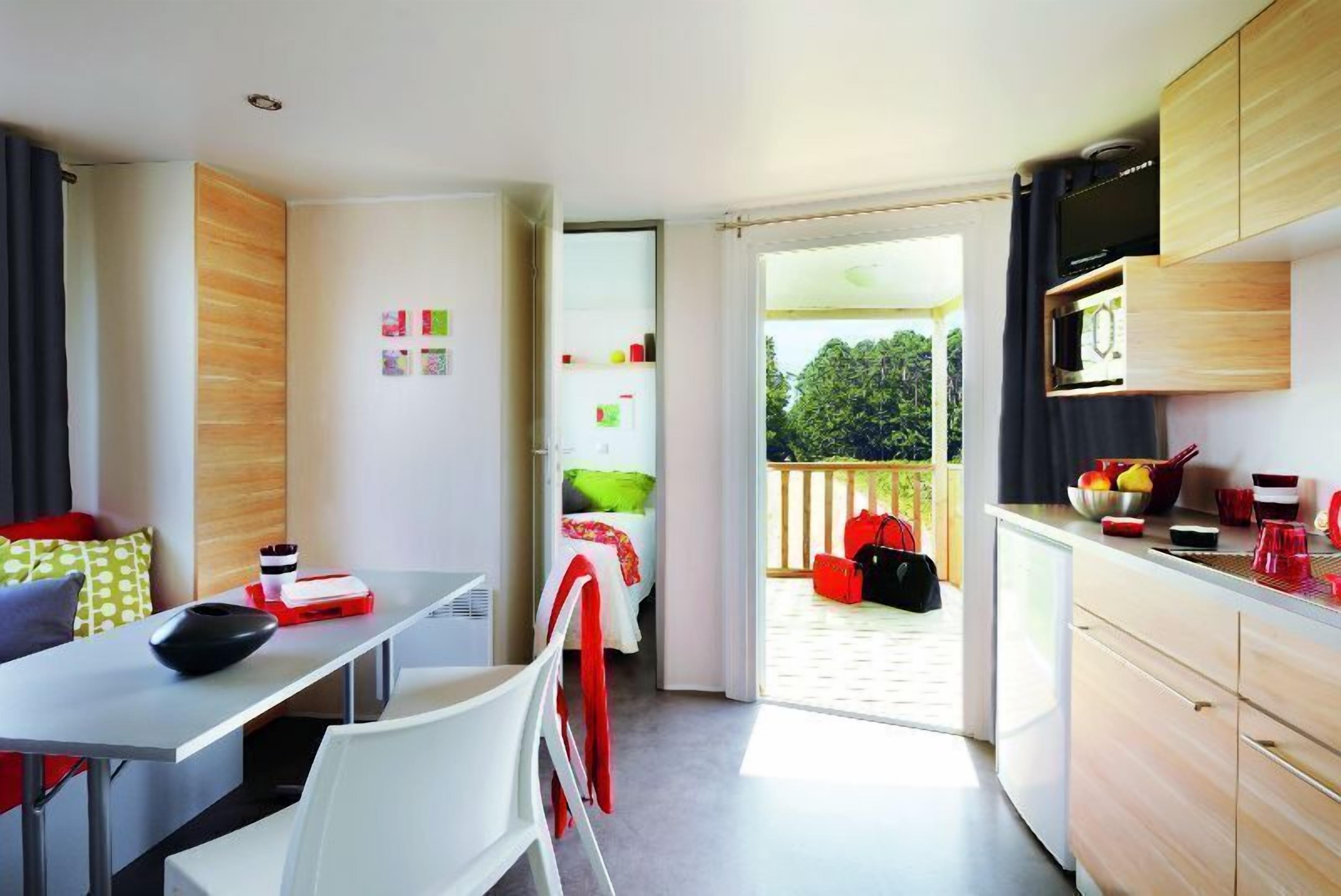 Mobile Home (O'phéa 734 T) | Private kitchen | Full-size fridge, microwave, stovetop, coffee/tea maker