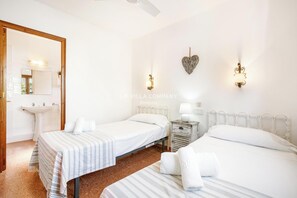 3 quartos, ferros/tábuas de passar roupa, Wi-Fi, roupa de cama