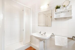 Chuveiro/banheira combinados, secador de cabelo, toalhas de banho 