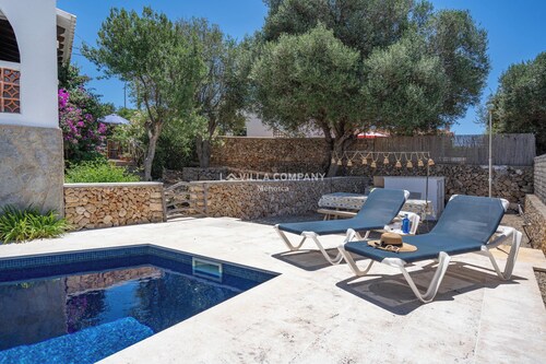 Villa with pool, 5 min walk to bars and restaurants, 10 min to beach, WIFI, AC