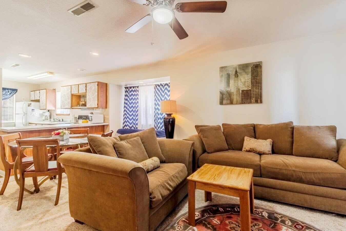 Walk-in Eagles Nest Condo with Pool and Hot Tub near Silver Dollar City