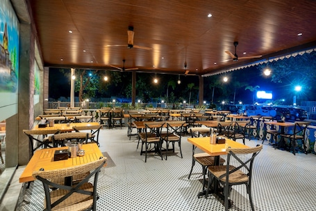 供应早餐、午餐和晚餐