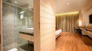 Deluxe kamer | Badkamer | Gratis toiletartikelen, een haardroger, pantoffels, handdoeken