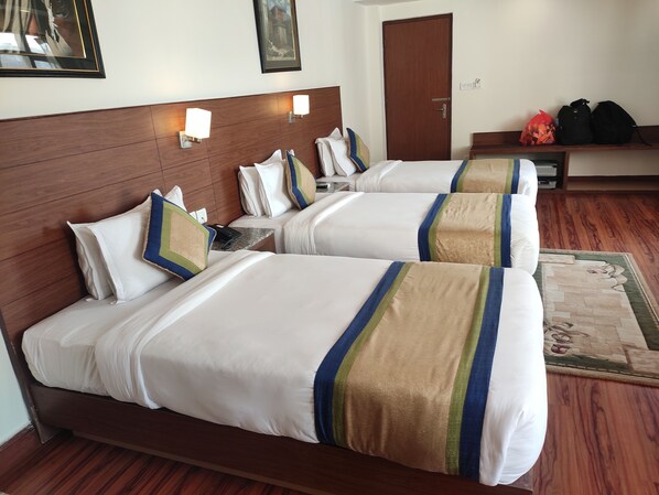 コンフォート ダブルまたはツインルーム | セーフティボックス (室内)、デスク、WiFi (無料)、ベッドシーツ