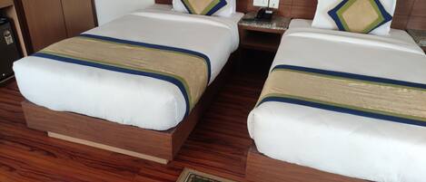 Comfort Double or Twin Room | In-room safe, desk, free WiFi, bed sheets