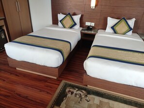 コンフォート ダブルまたはツインルーム | セーフティボックス (室内)、デスク、WiFi (無料)、ベッ��ドシーツ