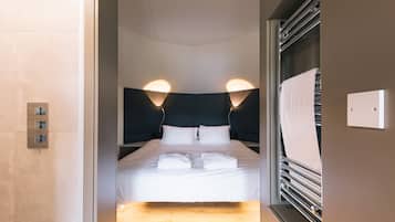 1 bedroom, hypo-allergenic bedding, desk, blackout curtains