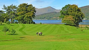 A golf course with a lake and mountains in the background. - SeaBeds Luxury Lookouts with Hot Tubs (Ballachulish)