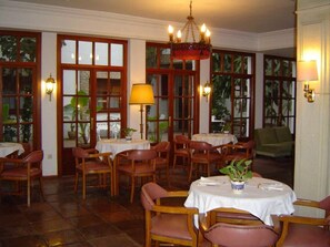 Desayuno a la carta todos los días (con cargo)