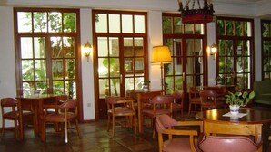 Un comedor con muebles de madera y ventanas amplias.