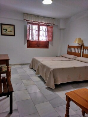 Escritorio, espacio para trabajar con laptop y wifi gratis 