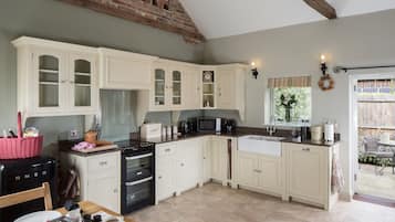 The Irishman's Cottage | Private kitchen | Fridge, microwave, oven, stovetop