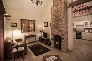 Romantische cottage | Woonkamer | Speelgoed en vloerwarming