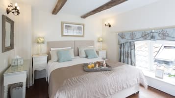 The Dovecote | Hypo-allergenic bedding, iron/ironing board, travel crib, free WiFi