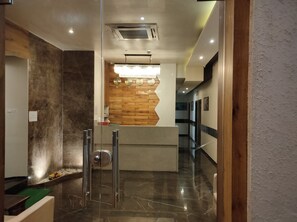 Reception - Hotel Universal Garden (Mumbai)