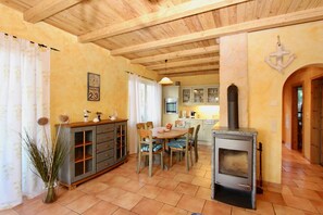 Maison, 3 chambres | Coin séjour