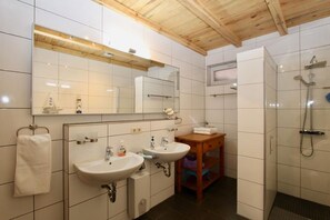 House, 3 Bedrooms | Bathroom | Shower, towels - Haus Krabbe (Göhren)