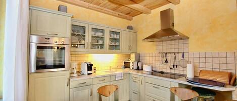 House, 3 Bedrooms | Private kitchen | Fridge, microwave, oven, stovetop