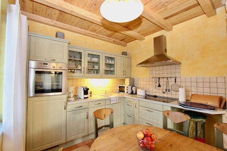 House, 3 Bedrooms | Private kitchen | Fridge, microwave, oven, stovetop