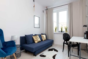 Deluxe-Apartment | Wohnzimmer | 30-Zoll-Flachbildfernseher mit Kabelempfang, Fernseher