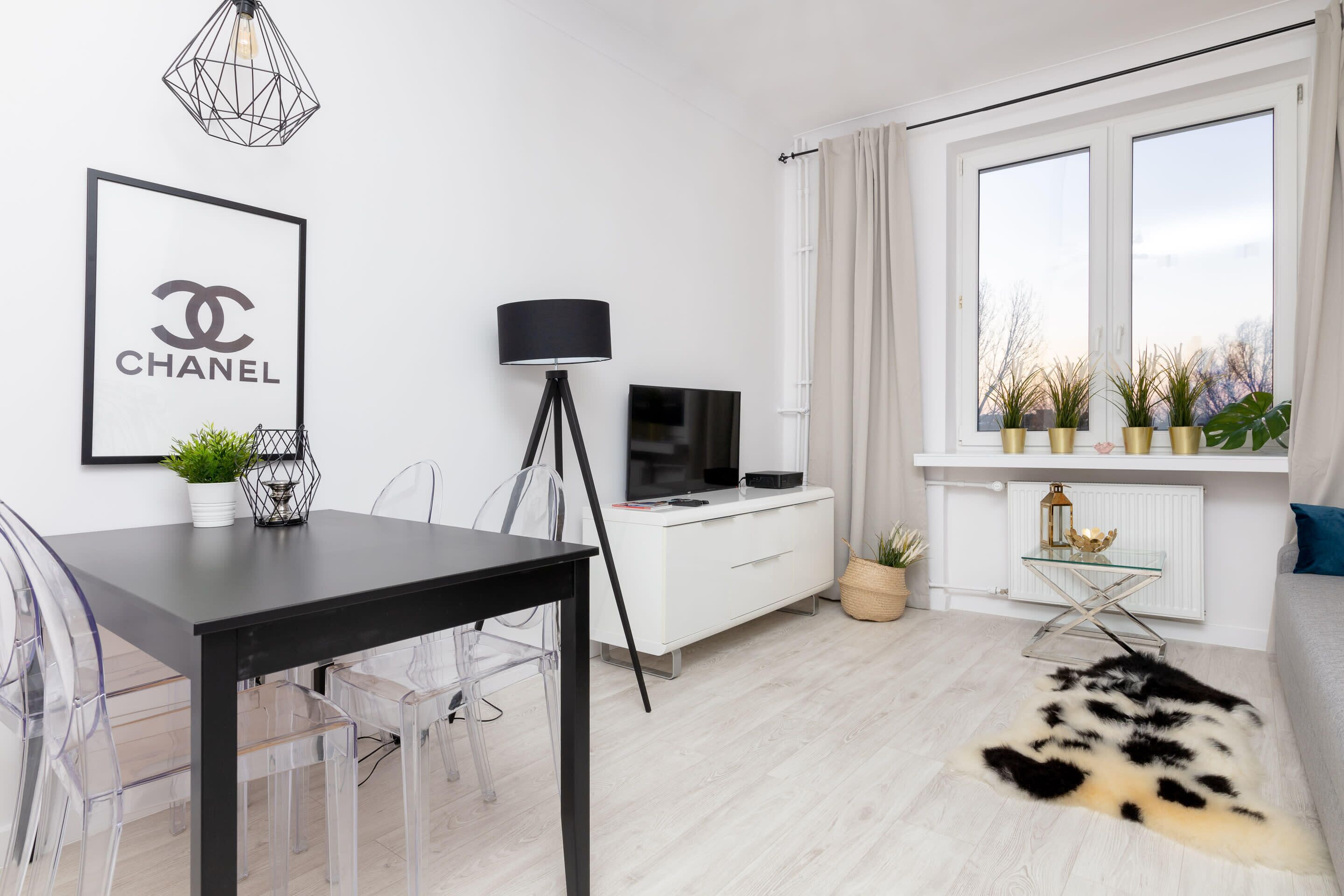 Deluxe Apartment | Living room | 30-inch flat-screen TV with cable channels, TV