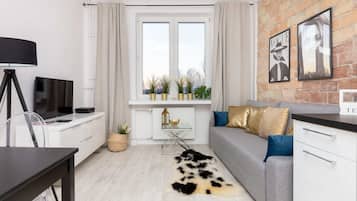 Deluxe Apartment | Living room | 30-inch flat-screen TV with cable channels, TV