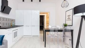 Deluxe Apartment | Private kitchen | Coffee/tea maker, fridge, oven, stovetop