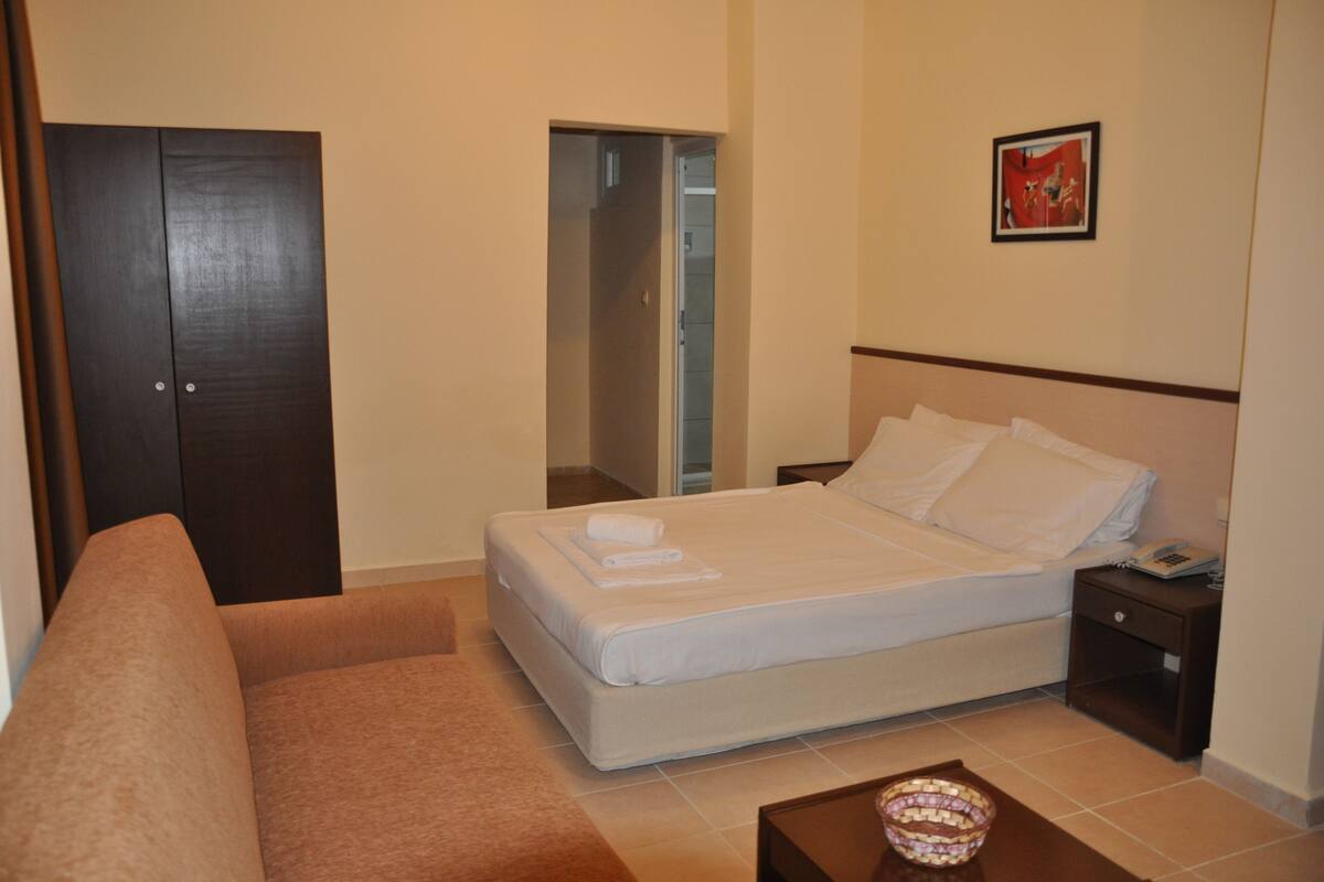 Minibar, WiFi (surcharge), bed sheets