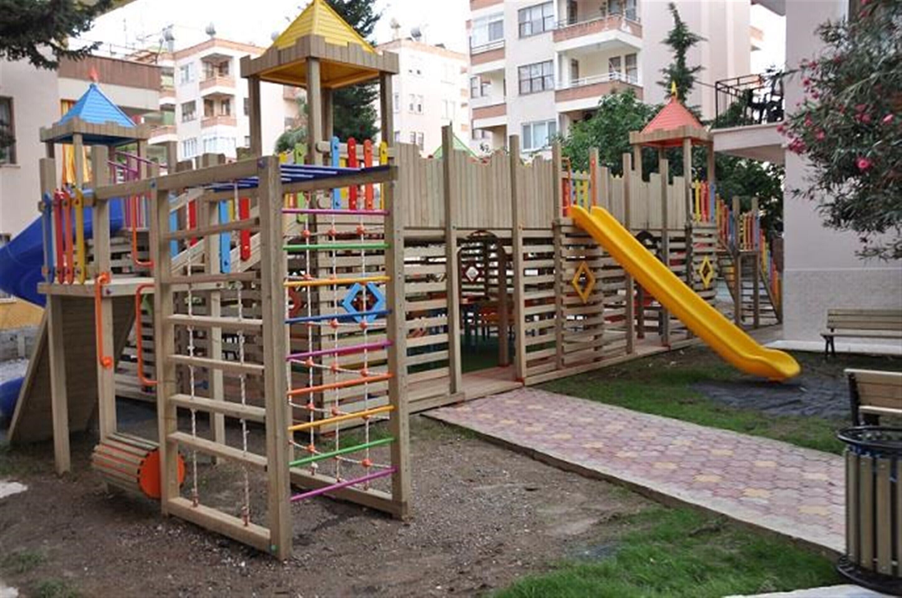 منطقة لعب الأطفال - خارجية