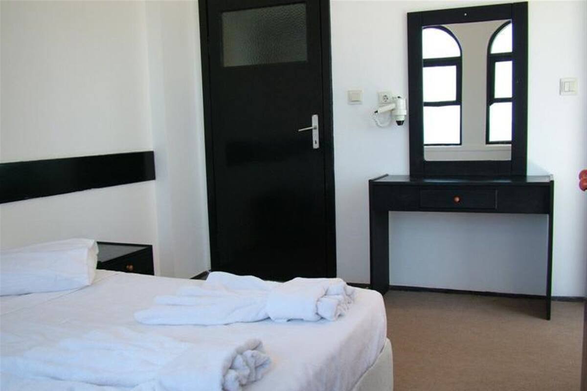 Economy Room | Minibar, WiFi (surcharge), bed sheets