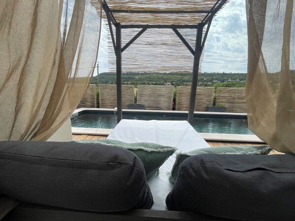 حمّام سباحة خارجي