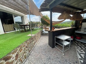 تناول الطعام بالخارج