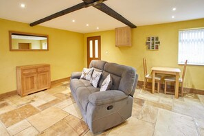 Småhus, 1 soverom | Oppholdsrom | Flatskjerm-TV