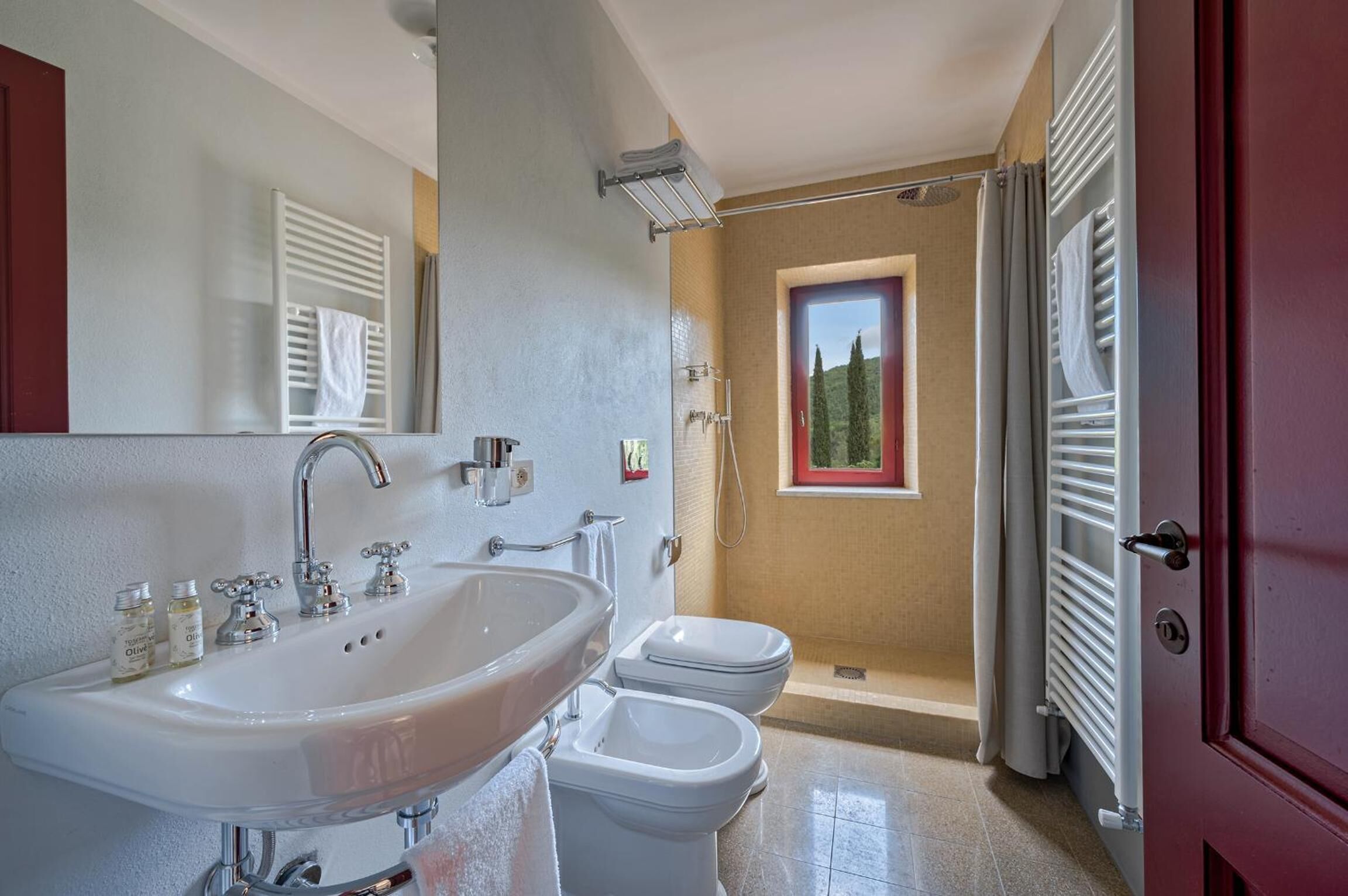 Double Room (n.4) | Bathroom | Shower, free toiletries, bathrobes, bidet