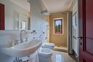Ducha, artículos de tocador gratuitos, batas, bidet
