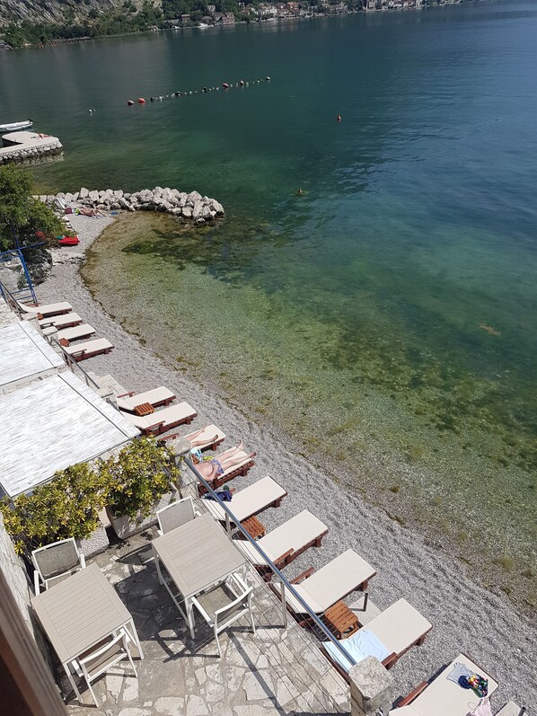 Una spiaggia nelle vicinanze, cabine (a pagamento)